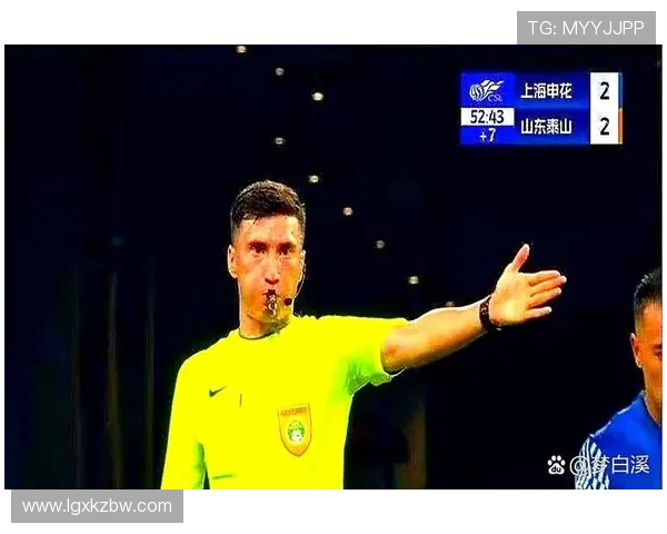 重庆足球队技术争议引发热议球迷与专家各执己见探讨战术与裁判判罚