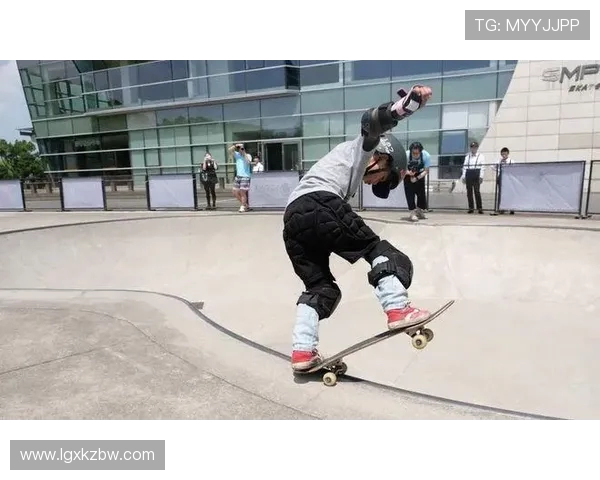 成都极限运动嘉年华街舞队个人能力展现精彩纷呈引人注目